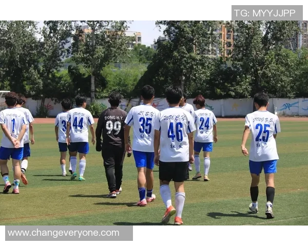 重庆足球队逆袭之路揭秘世界锦标赛特别报道展现拼搏精神与团队力量 重庆足球队逆袭之路揭秘世界锦标赛特别报道展现拼搏精神与团队力量