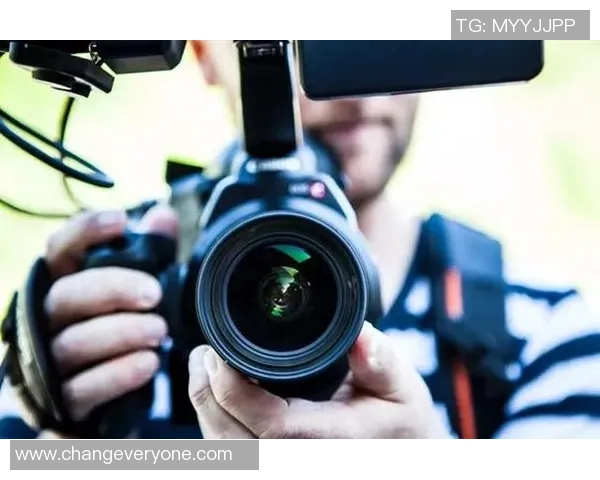 当代足球明星的偶像崇拜现象与其对年轻球员的影响探讨 当代足球明星的偶像崇拜现象与其对年轻球员的影响探讨